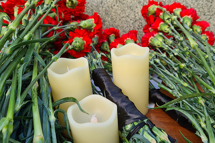 Цветы у представительства Республики Татарстан в Москве