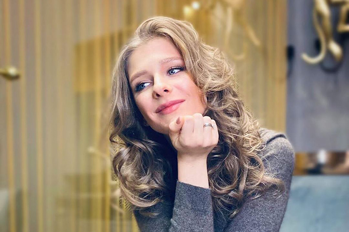 «Такая нежность»: беременная Арзамасова опубликовала солнечные снимки у воды