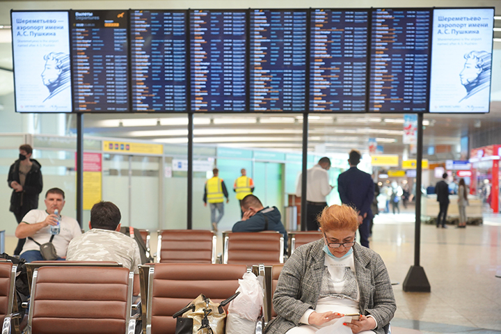 Более 20 рейсов задержали и отменили в московских аэропортах