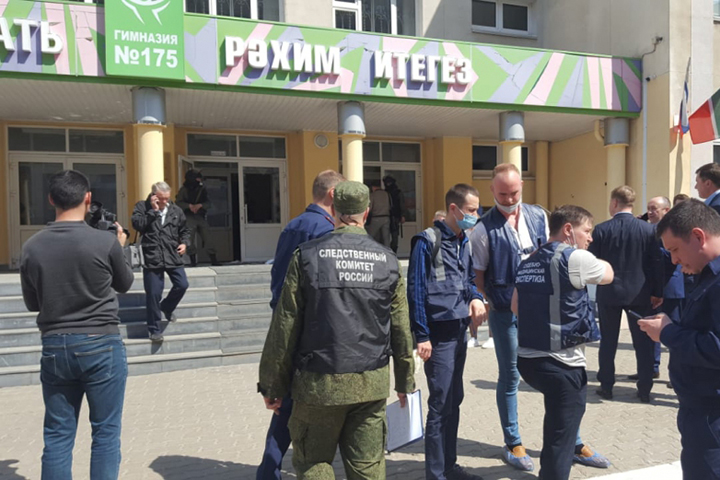 Появилось видео первого выстрела, который сделал устроивший стрельбу в казанской школе