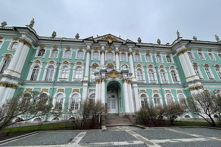 Эрмитаж обратился в прокуратуру из-за посетителя, который разместил на стене свое фото