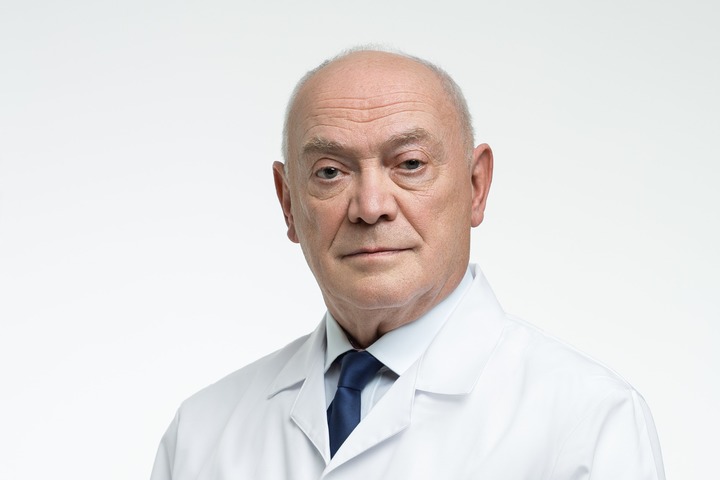 Доктор Румянцев призвал увеличить зарплату среднему и младшему медперсоналу в РФ