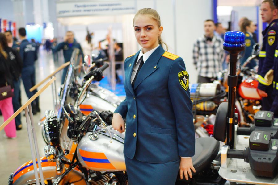 Курсант Академии МЧС Алена Марукян демонстрирует мотоциклы, которые всего несколько месяцев назад поступили на вооружение в столичное МЧС. Они оснащены всем необходимым оборудованием для проведения спасательных работ и помогут добраться даже в труднодоступные места