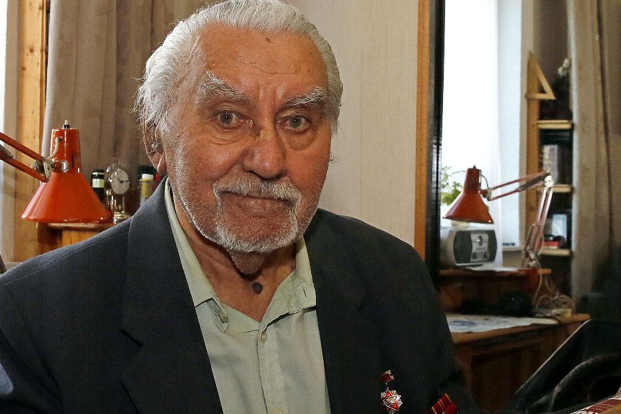 Ветеран Семен Леонович с праздничным номером «Вечерней Москвы», посвященным Дню Победы.