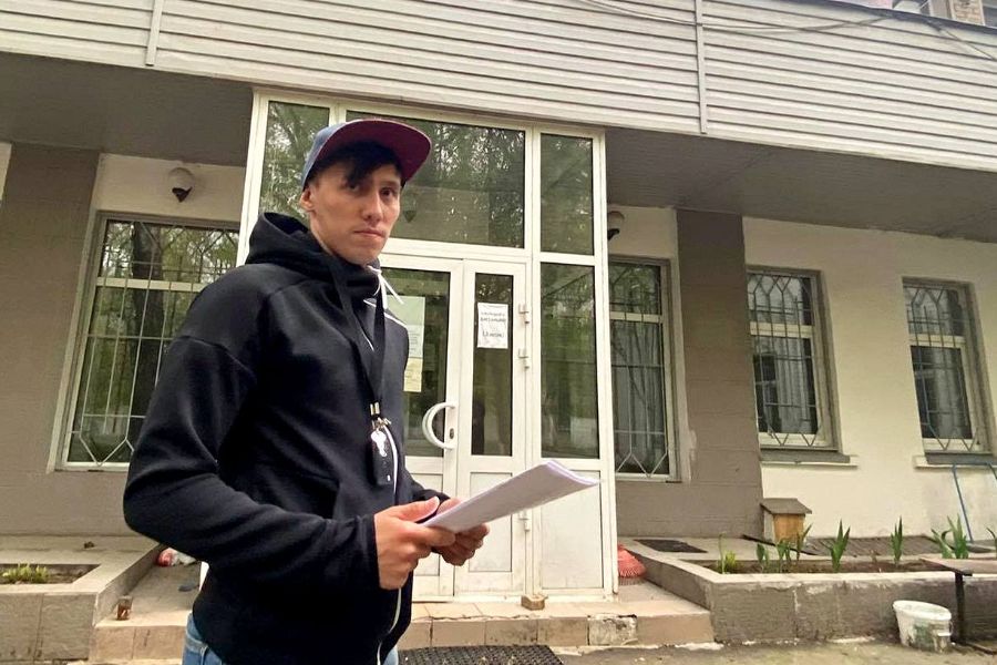 Житель Северо-Восточного округа столицы Ринат Салямов держит в руках копии заявлений жителей улицы Расковой с жалобами на работу хостела
