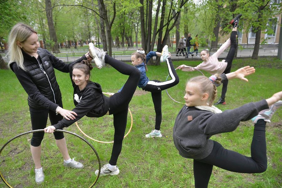 Заслуженный мастер спорта, трехкратная чемпионка мира по эстетической гимнастике Марина Онищенко (слева) проводит открытый урок на улице для юных гимнасток