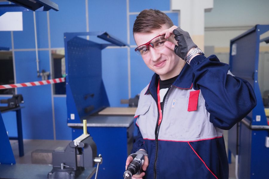 Студент 4-го курса Политехнического техникума № 47 имени В. Г. Федорова Николай Евдокимов выполняет задание по сборке внутренней части фюзеляжа самолета на чемпионате «Молодые профессионалы»