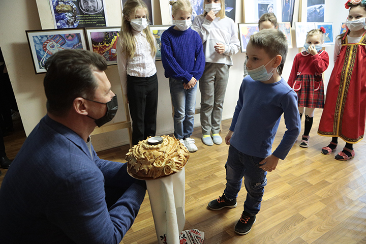 Летчик-космонавт Роман Романенко встретился с юными художниками Москвы