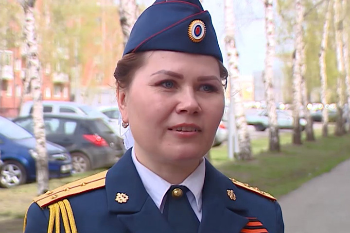 Медаль вручили потерявшей туфли во время парада Победы кемеровской «Золушке»