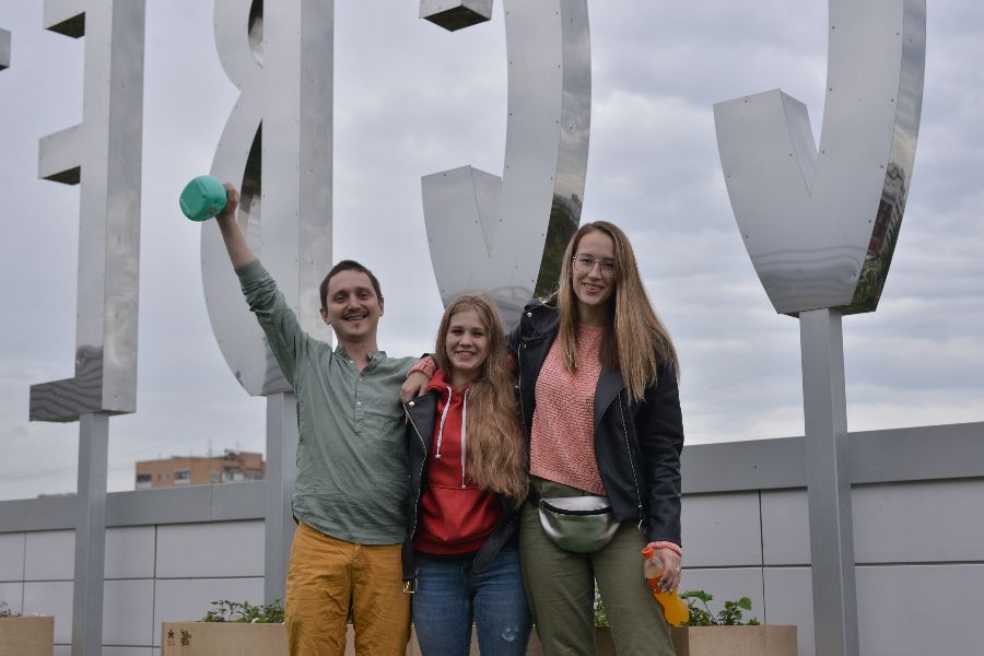 Москвичи Дмитрий Базарнов, Дария и Алиса Сергеевы (слева направо) на крыше центра «Рассвет» в районе Войковский. Это одна из семи площадок фестиваля «Место встречи», ознаменовавшего открытие новых территорий для проведения досуга