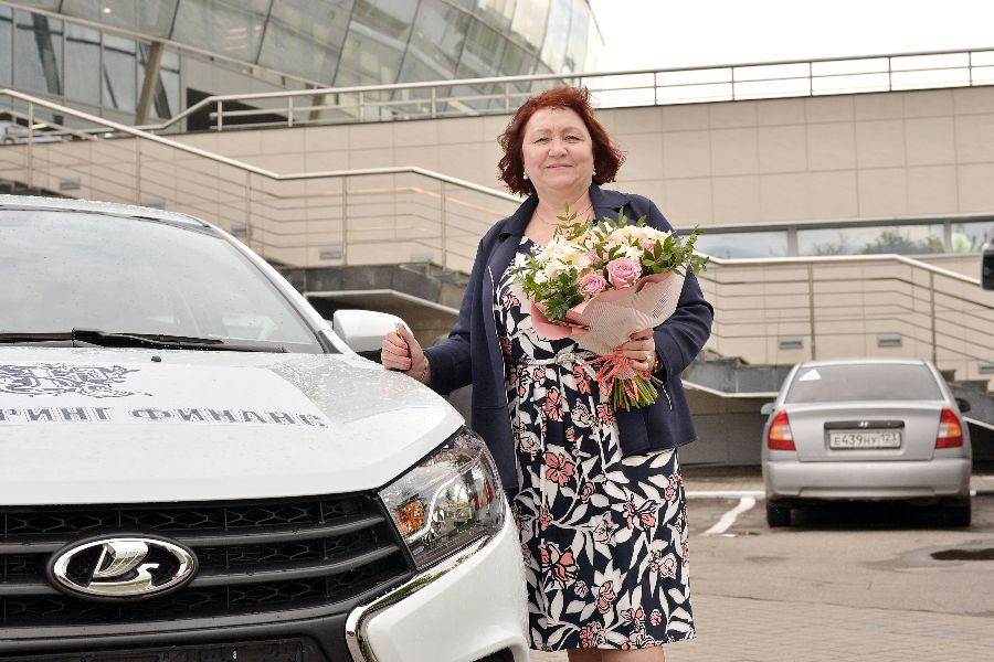 Вдова командира взвода бывшего 60-го отделения милиции Ленинского РУВД Николая Правдюка — Галина Правдюк около подаренного ей автомобиля