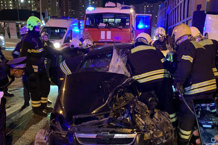 Столичные спасатели вызволили зажатого в автомобиле мужчину на востоке Москвы