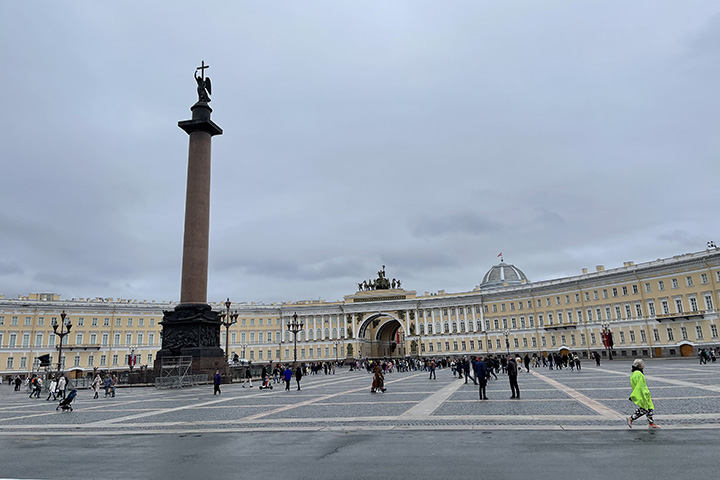 Дворцовую площадь в Петербурге начали готовить ко Дню города