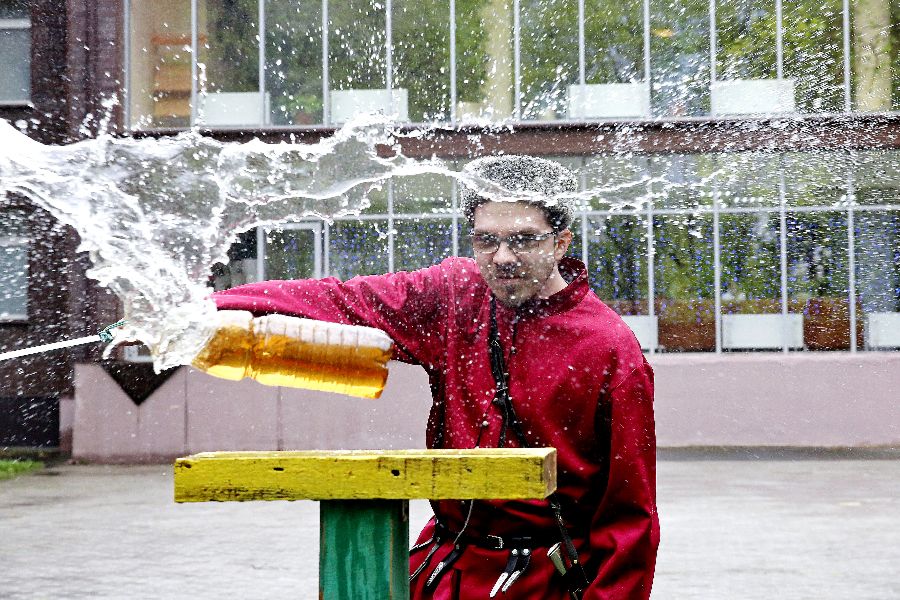 Корреспондент «ВМ» Александр Кудрявцев пробует срезать шашкой горлышко бутылки так, чтобы та осталась стоять на столе