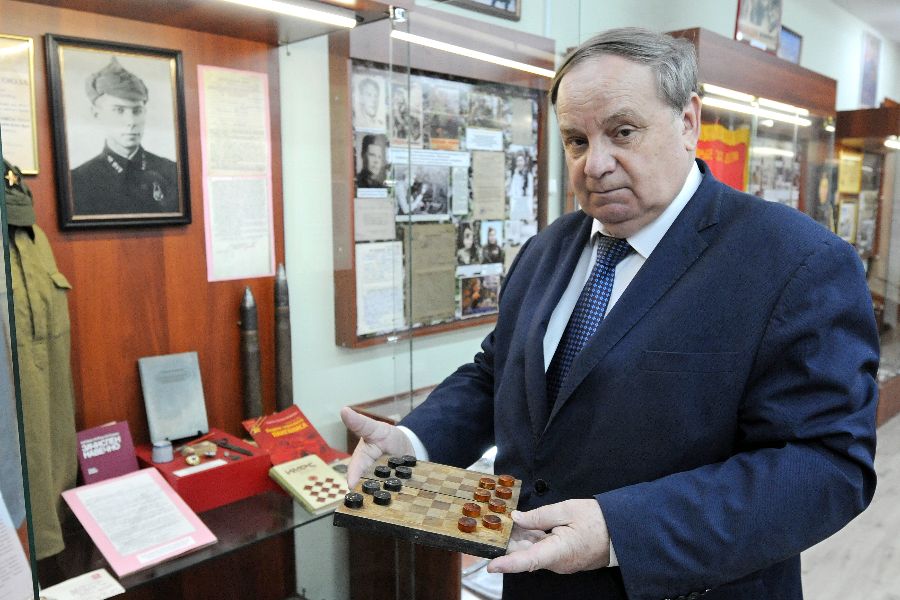 Руководитель музейного комплекса школы № 1476 Павел Золотарев держит в руках один из экспонатов — дорожные шашки, которые принадлежали Герою Советского Союза, участнику Великой Отечественной войны Игорю Панганису