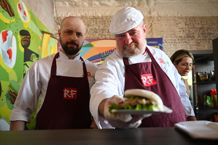 Шеф-повара Сергей Сурков (слева) и Николай Чернышев презентуют свое кулинарное творение — булочку-сэндвич бао со свининой