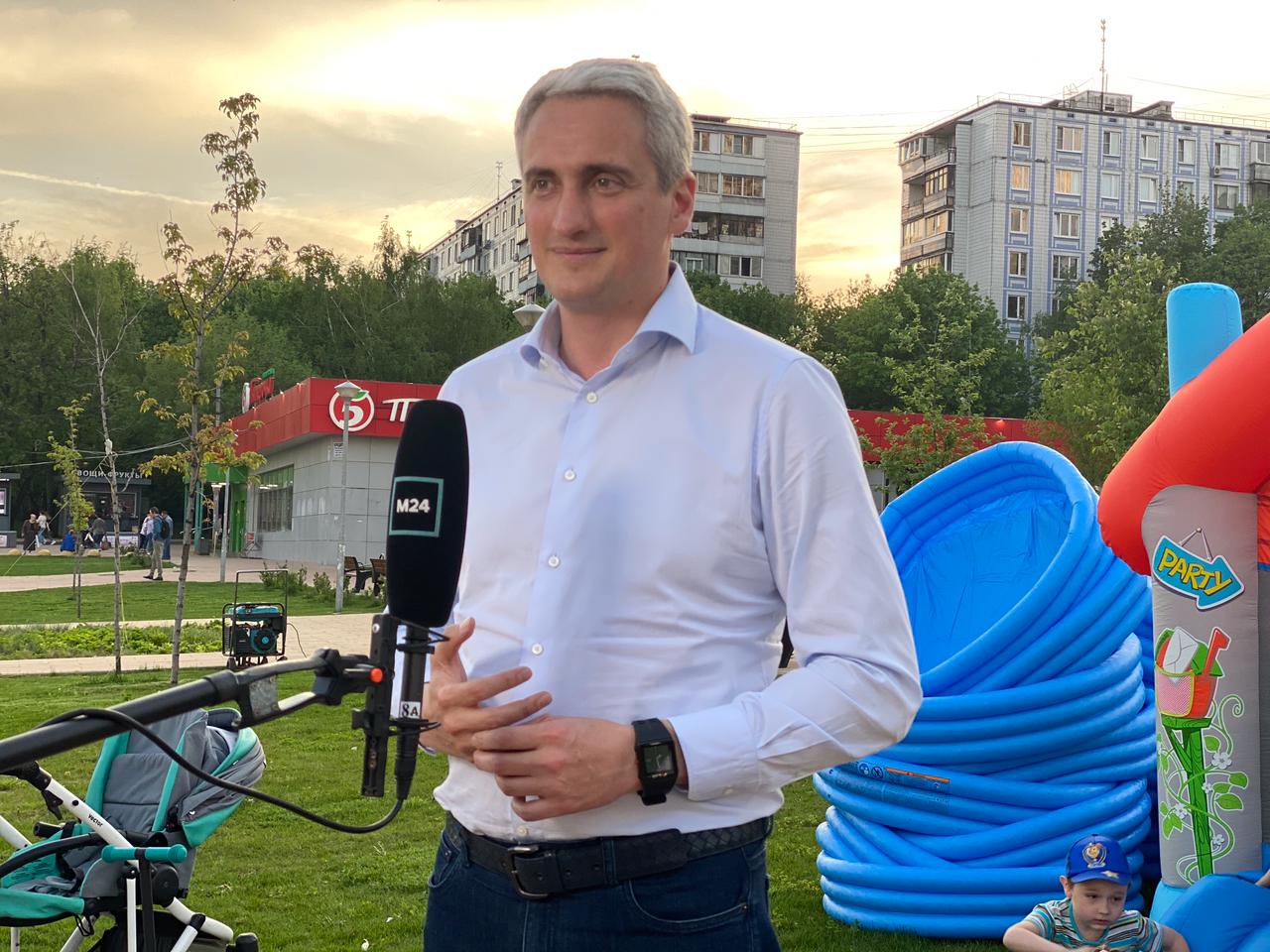 Жителям Зябликова раздали надувные бассейны 