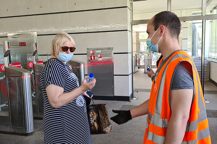 Питьевую воду начали раздавать в электричках Москвы и Подмосковья из-за жары