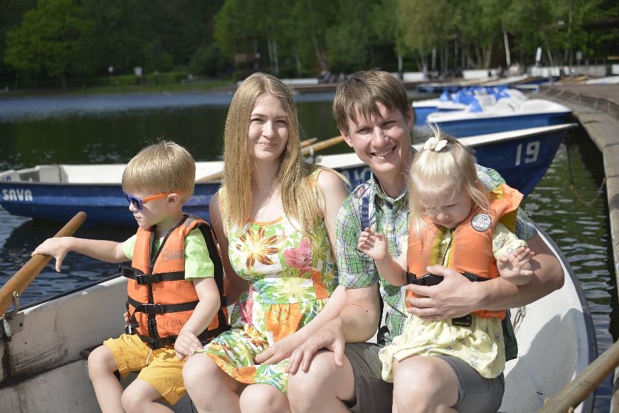 Илья, Кристина, Игорь и Варвара Власенко (слева направо) катаются на лодке в Измайловском парке всей семьей. Илье и Варваре больше трех лет, поэтому им разрешено совершать водные прогулки, но обязательно в спасательных жилетах