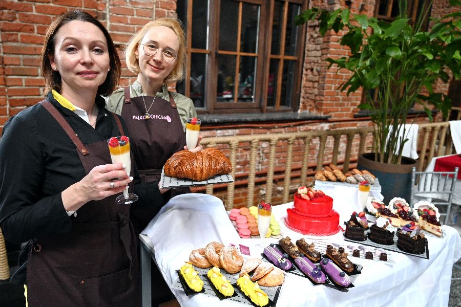 Кондитер-декоратор Алена Щукова (справа) и шеф-кондитер Ирина Герасимова из ТиНАО представили на суд жюри более 15 видов кондитерской продукции