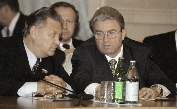 Геннадий Игумнов (справа) на встрече российских губернаторов, 1999 год