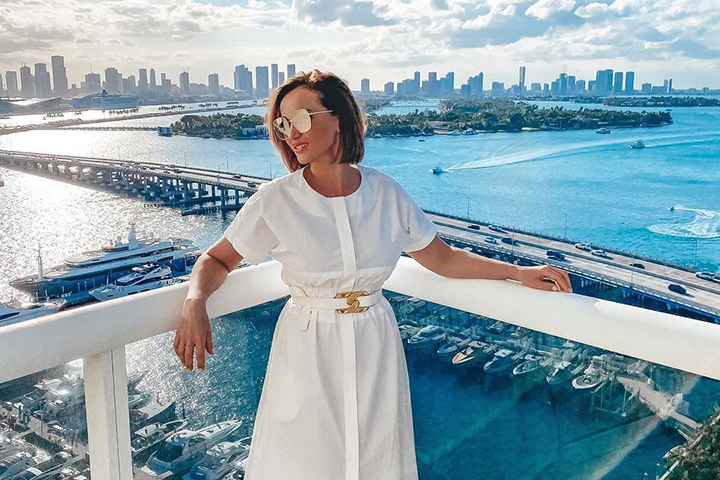 «Ужасный купальник»: Чехову раскритиковали в Сети за пляжный наряд