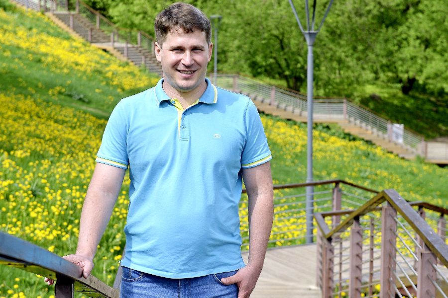 Начальник отдела экопросвещения и учета животных Дирекции природных территорий «Долины реки Сетунь» Николай Кудрявцев по дороге на работу