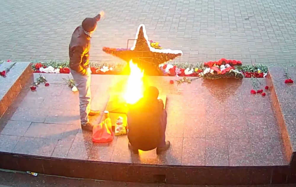 Подозреваемых в осквернении Вечного огня задержали в Подмосковье