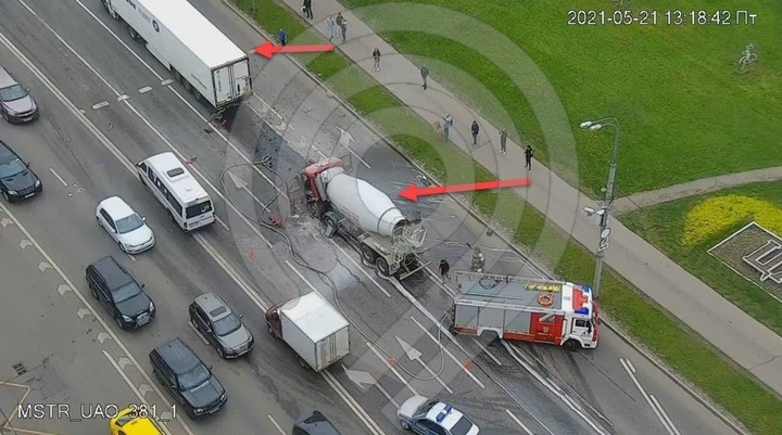Грузовик загорелся после ДТП на юге Москвы