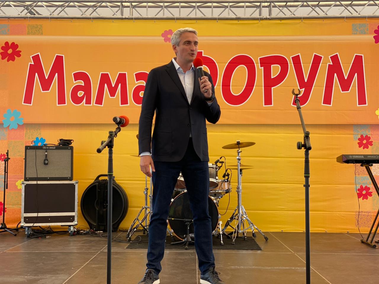 Евгений Нифантьев и Тутта Ларсен поделились опытом с многодетными родителями