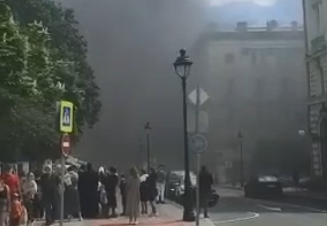 Здание на реконструкции загорелось в центре Москвы