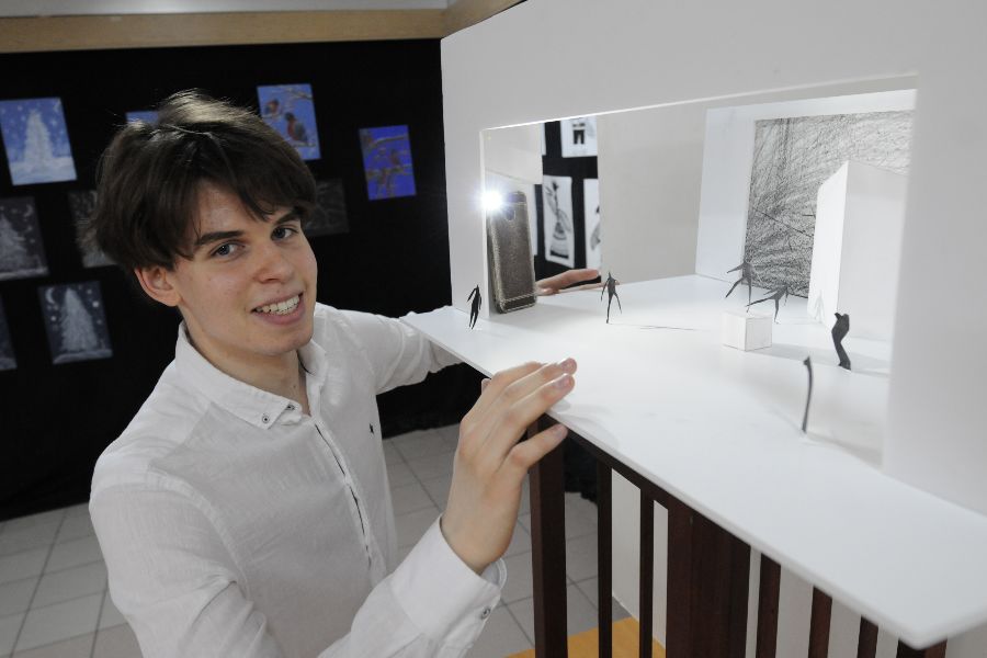 Одиннадцатиклассник московской школы № 1955 Всеволод Шпенглер демонстрирует созданный им макет сценических декораций к спектаклю по пьесе Шекспира «Гамлет». Эта работа помогла школьнику войти в число победителей конкурса