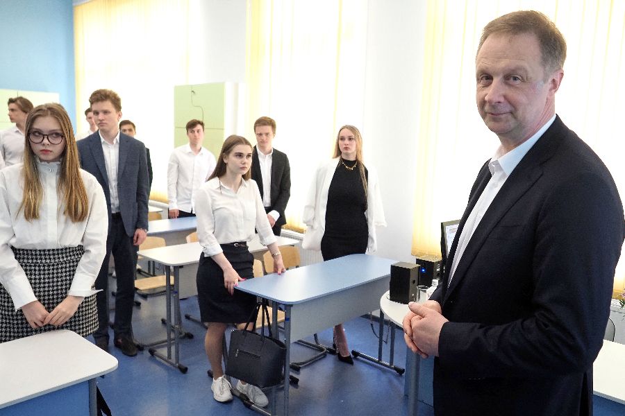 Президент группы компаний «Просвещение» Михаил Кожевников выступил перед школьниками и раскрыл им секреты успешного ведения бизнеса