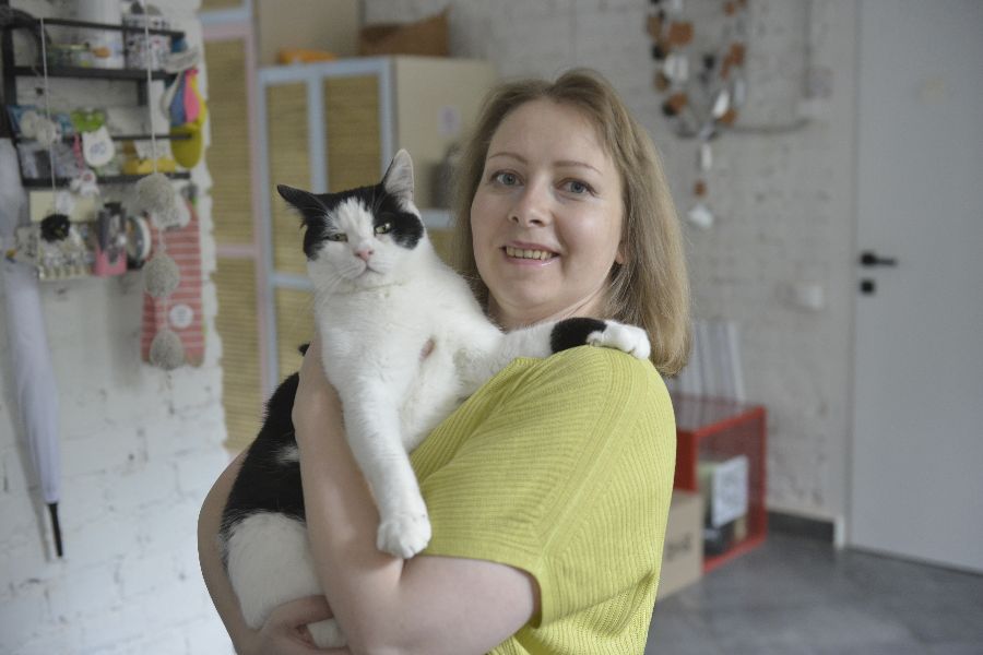 Руководитель проектов благотворительного Фонда защиты городских животных Анна Фельдман держит на руках кота по кличке Шанхай