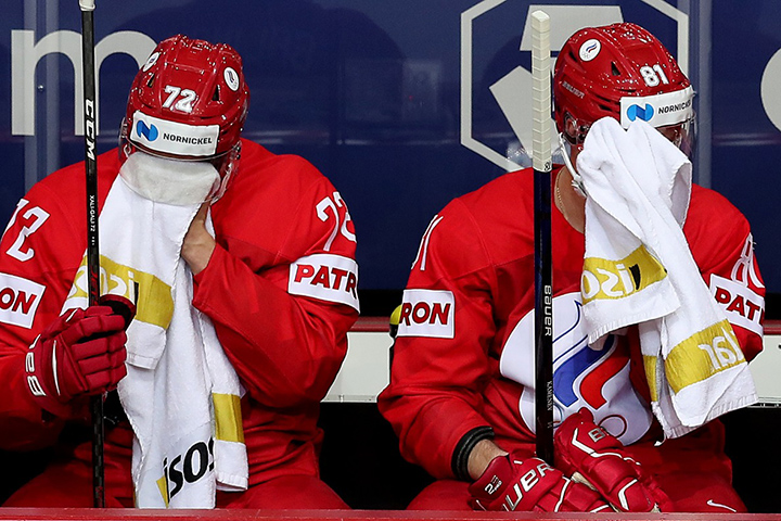 Сборная России по хоккею потерпела первое поражение на ЧМ, уступив словакам