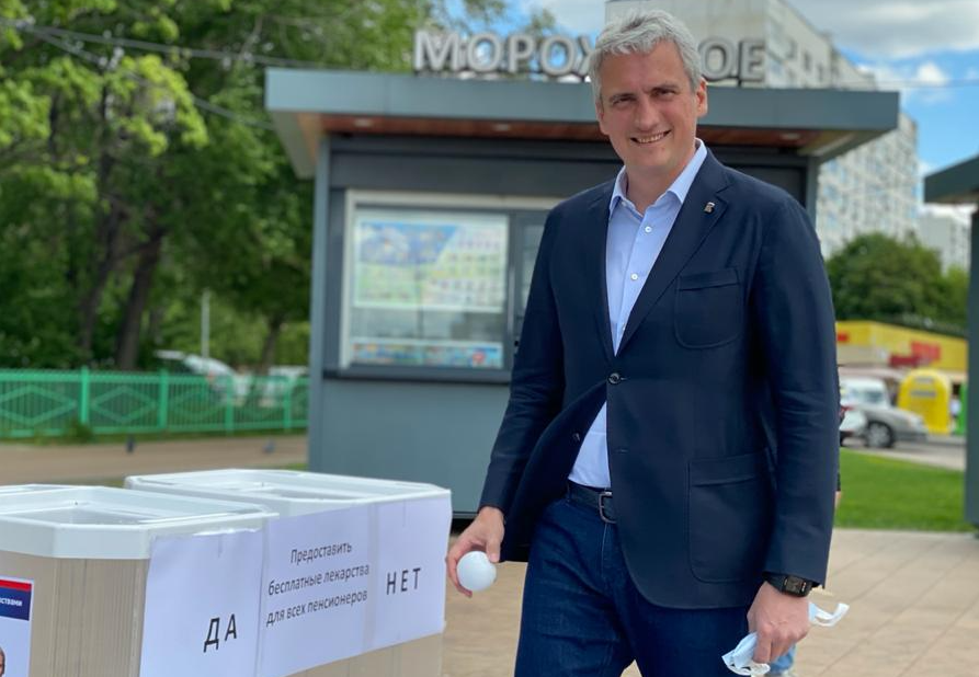Москвичи на уличном голосовании поддержали идею бесплатных лекарств пенсионерам
