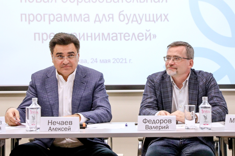 Лидер партии «Новые люди» Алексей Нечаев (слева) и генеральный директор ВЦИОМ Валерий Федоров