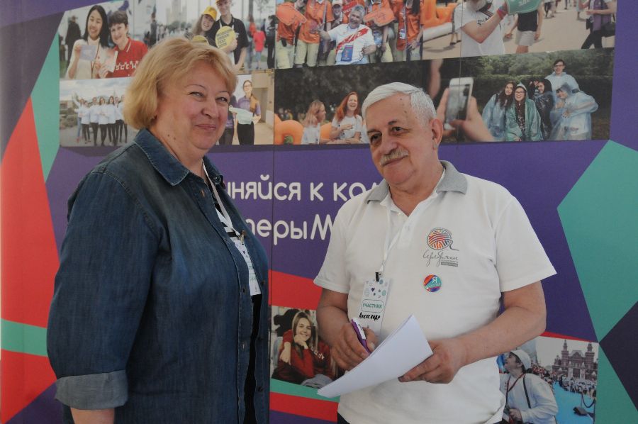 Ученики школы начинающего волонтера «Включайся!» Ирина Гудзь и Александр Подстрижень обсуждают услышанный на лекции теоретический материал. Добровольцы уже начали искать мероприятия, где можно будет применить на практике новые знания