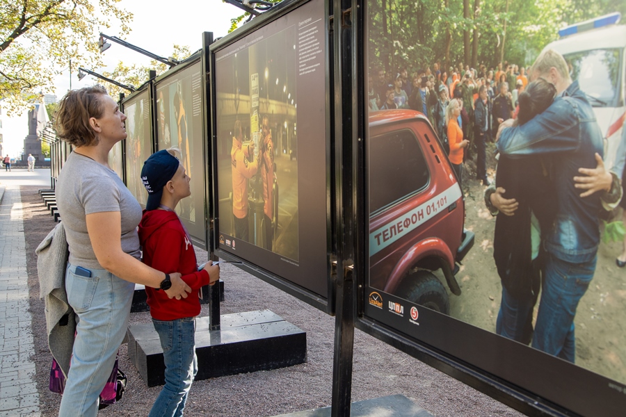 Российская торговая сеть приняла участие в фотовыставке «Лизы Алерт», посвященной поискам пропавших людей
