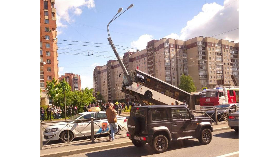 Число пострадавших в аварии с автобусом в Петербурге выросло до шести