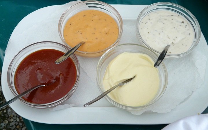 Диетолог Соломатина назвала самый вредный соус 