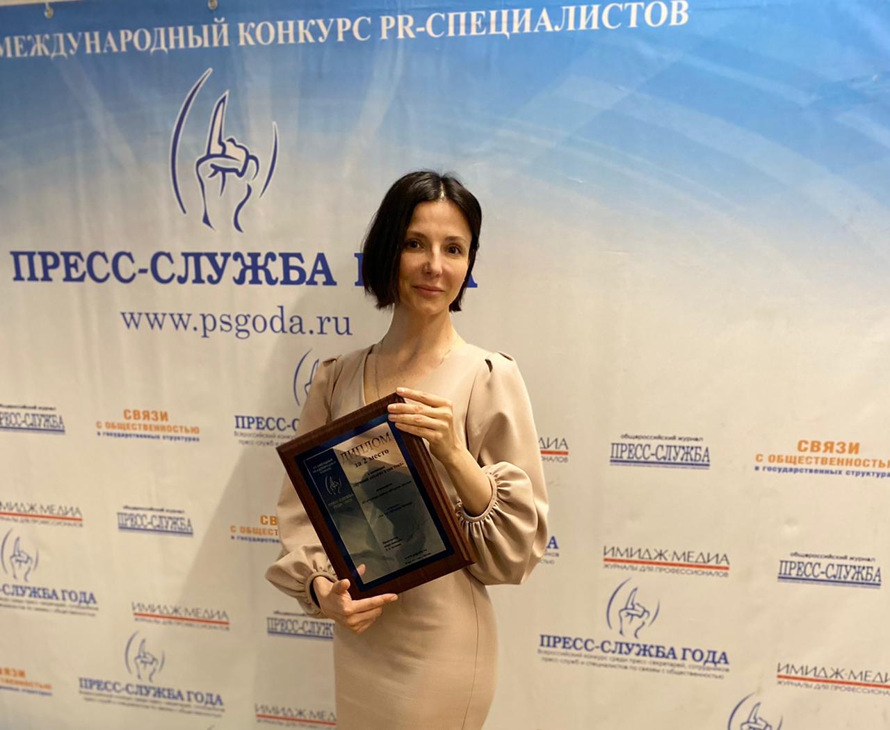 Диплом победителя получает руководитель SMM-отдела Анна Малярчук