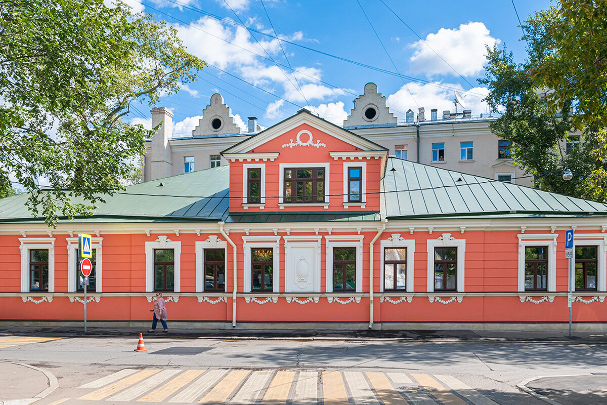 Москвичам рассказали, как проходит реставрация старинных зданий в Басманном районе