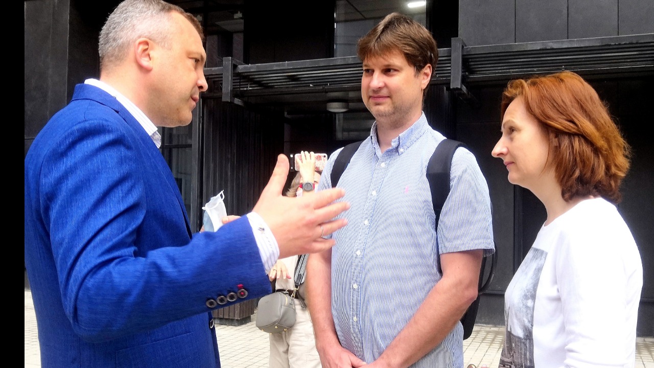 Евгений Попов (слева) общается с семьей Подвигиных, которые переедут по программе реновации