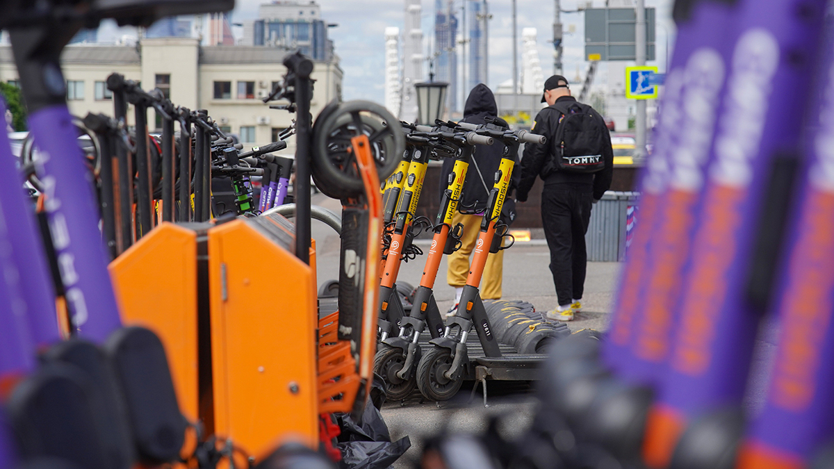 Более тысячи новых парковок для электросамокатов установят в Москве