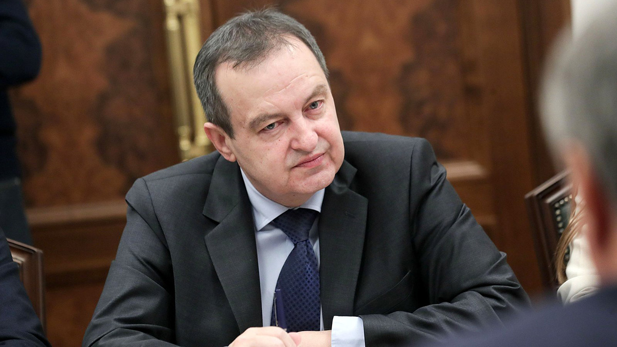 «Боремся за его жизнь»: главу МВД Сербии госпитализировали в тяжелом состоянии