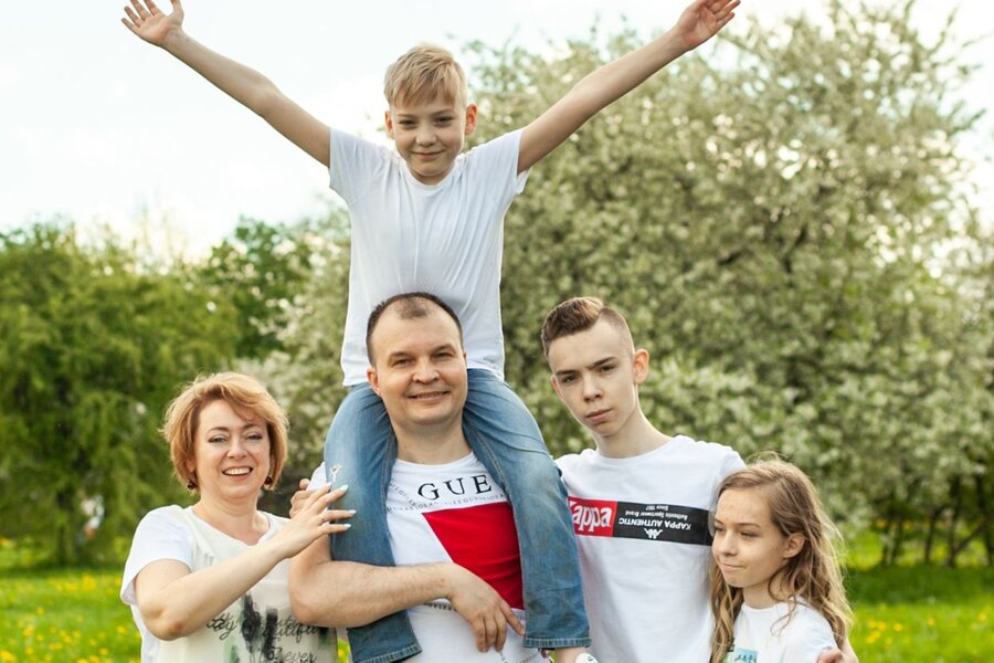 Многодетная семьях Чевыкаловых (слева направо): мама Ирина, папа Федор, 10-летний Георгий, 17-летний Роман и 13-летняя Варвара на прогулке в музее-заповеднике «Коломенское»