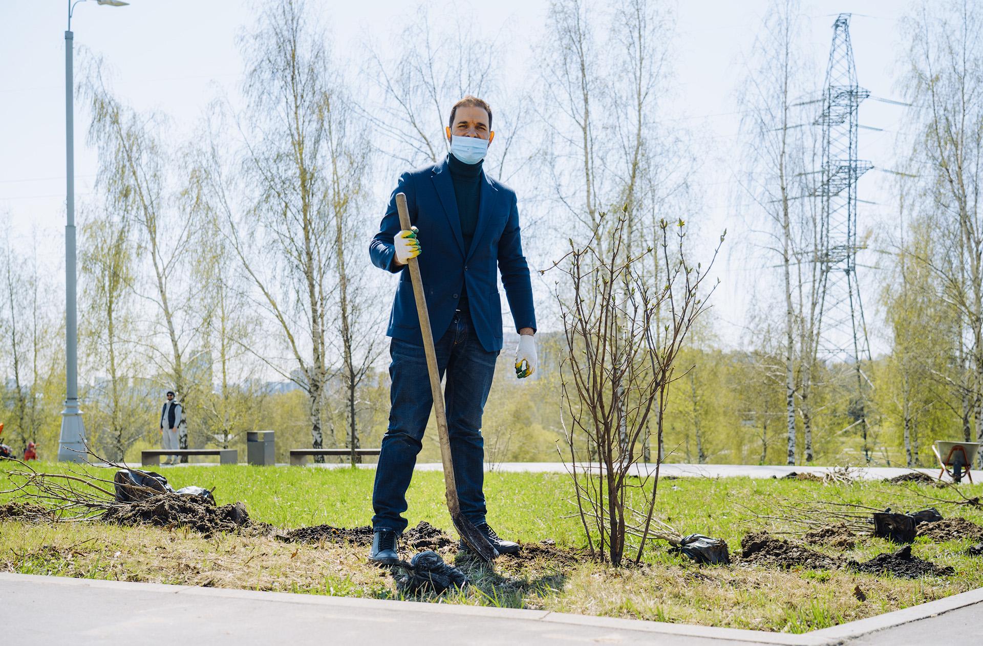 Более 20 видов сирени посадили в московском Митине в честь советских героев Второй мировой войны