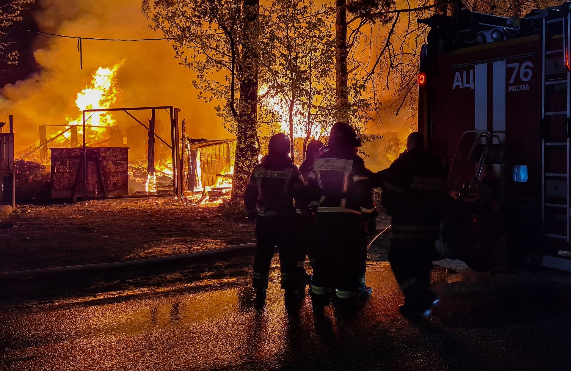 Пожарные локализовали возгорание на складе в Подмосковье
