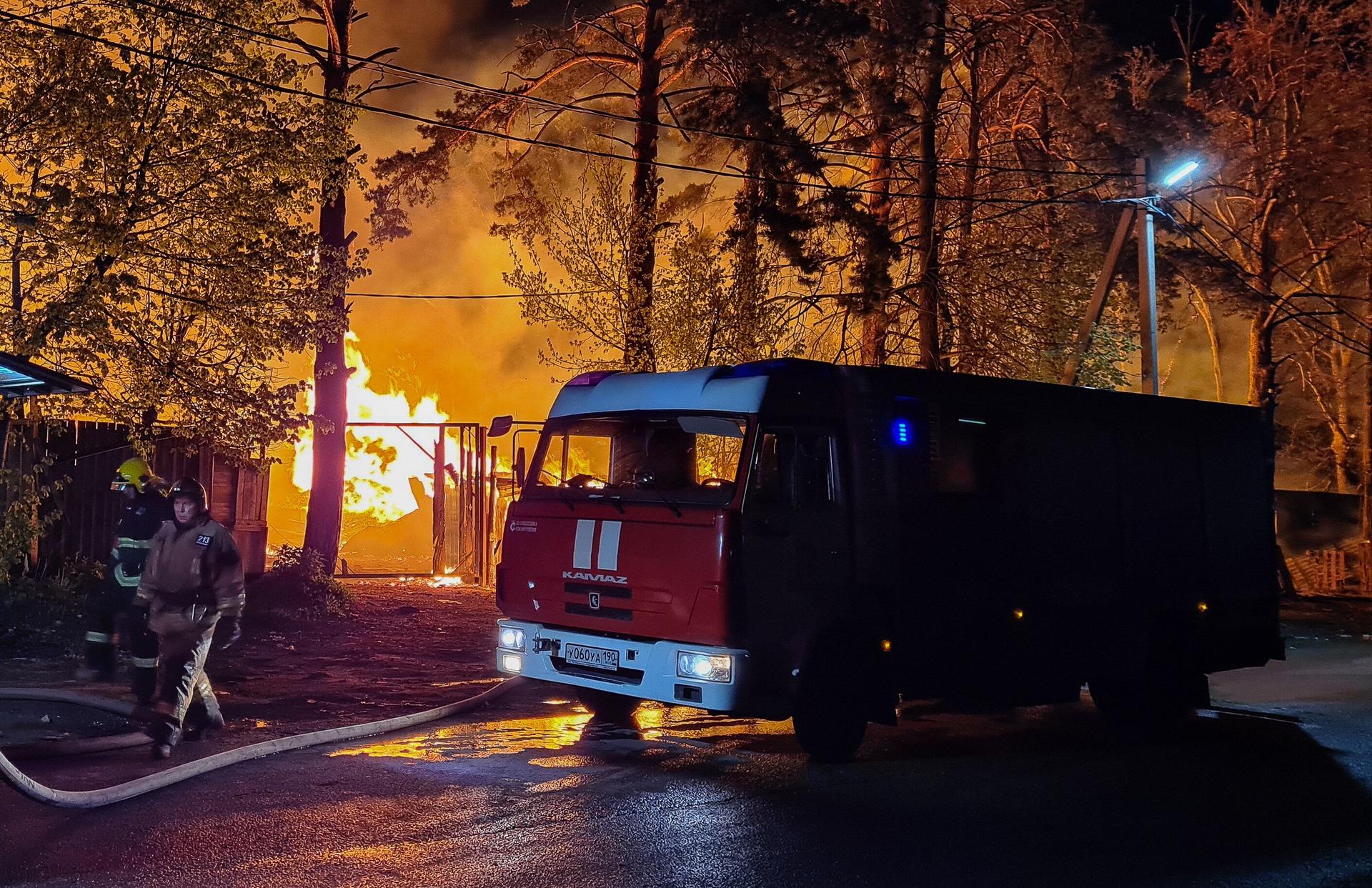 Пожарные ликвидировали возгорание на складе в Подмосковье